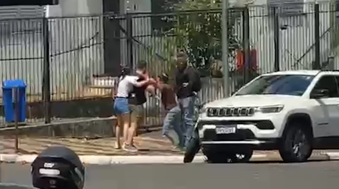 Briga com capacetada interrompe trânsito no centro de Campinas