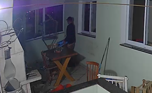 Na virada do ano bandido invade casa e leva papagaio e ferramentas Na virada do ano bandido invade casa e leva papagaio e ferramentas