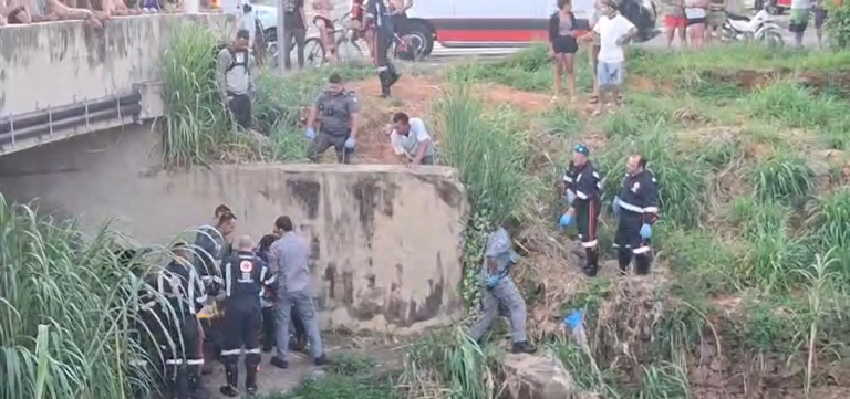 Casal é arremessado para dentro de córrego após moto colidir com muro