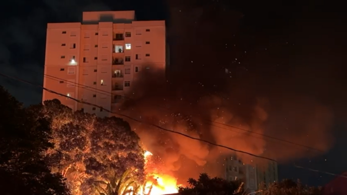 Incêndio atinge barracão de recicláveis na madrugada em Campinas