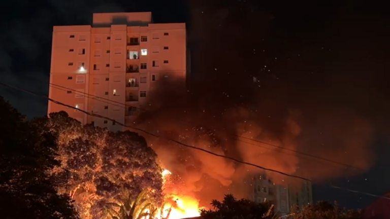 Incêndio atinge barracão de recicláveis na madrugada em Campinas
