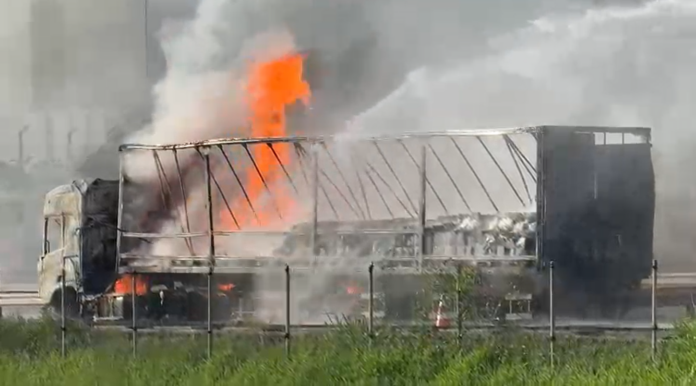 Caminhão pega fogo na Rodovia Anhanguera e interdita pista