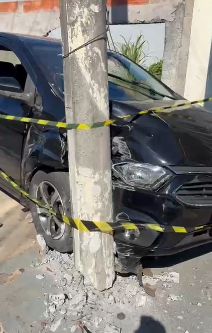 Jovem perde controle do carro, destrói muro e derruba poste