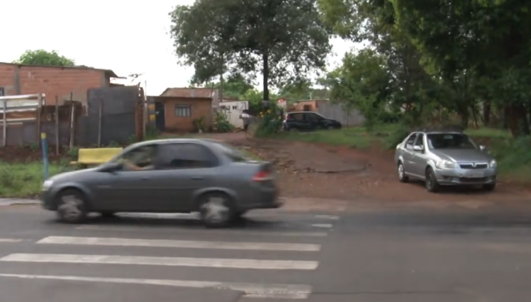 Moradores cobram semáforos em cruzamento da zona Leste após sequência de acidentes