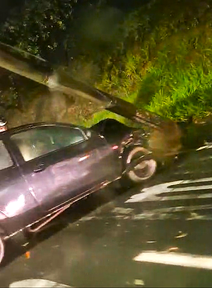 Motorista fica ferido após perder o controle do carro e derrubar poste na John Boyd Dunlop