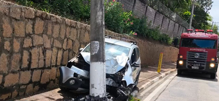 Motorista com CNH vencida perde controle, destrói carro e derruba poste