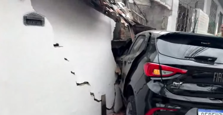 Veículo atinge residência e deixa motorista ferida em Campina Grande