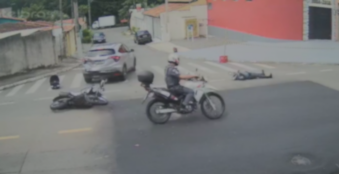 O acidente aconteceu por volta das 14h de domingo (18), na Rua José de Barros Sousa. O policial foi socorrido pelo Corpo de Bombeiros e levado ao Hospital Mário Gatti, onde passa bem