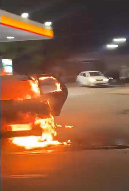 Carro pega fogo após acidente envolvendo três veículos em Campinas Carro pega fogo após acidente envolvendo três veículos em Campinas