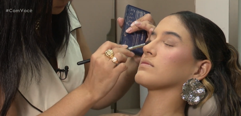 Maquiagem leve, com brilho e praticidade é aposta para o verão, destaca especialista