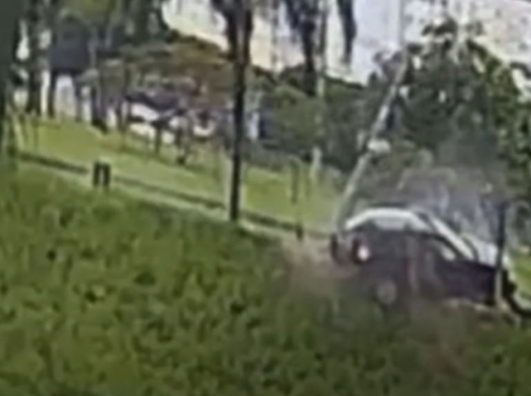 Acidente que derrubou poste na zona Sul foi filmado por câmera de segurança; Assista