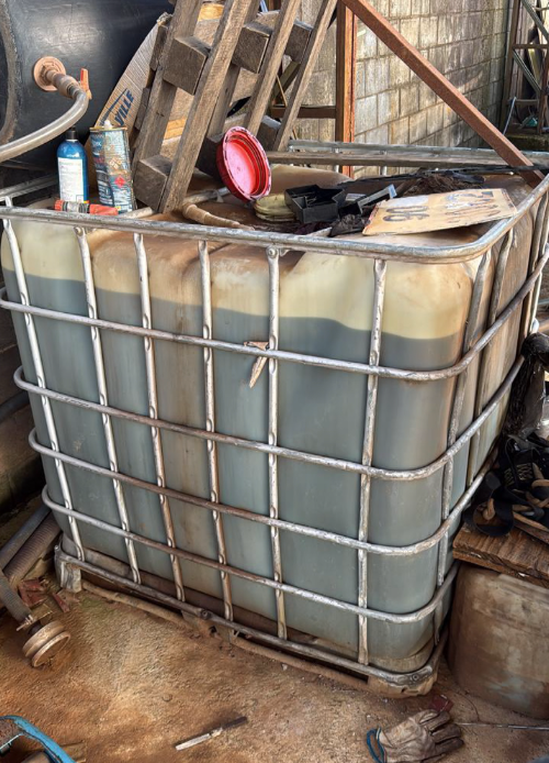 Homem é preso por armazenar mais de 2 mil litros de óleo automotivo irregular