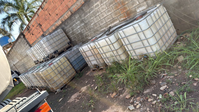 Homem é preso por armazenar mais de 2 mil litros de óleo automotivo irregular