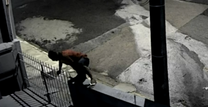 Criminosos invadem quintal de casa com idosa dentro e aterrorizam moradores do Santa Amália Criminosos invadem quintal de casa com idosa dentro e aterrorizam moradores do Santa Amália