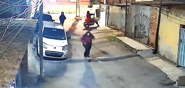 Mulher é assaltada por quadrilha em viela no Parque Universitário