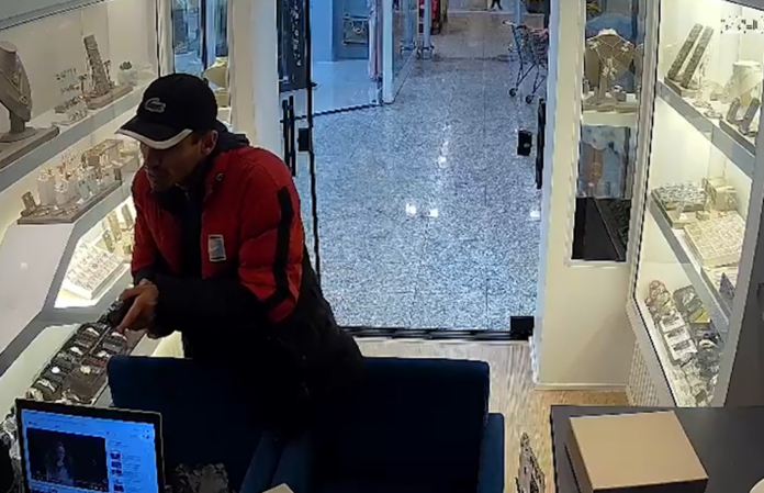 Criminoso armado ameaça funcionária durante assalto em joalheria