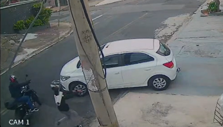 VÍDEO: Motorista consegue evitar assalto ao entrar no carro e fugir a tempo em Campinas