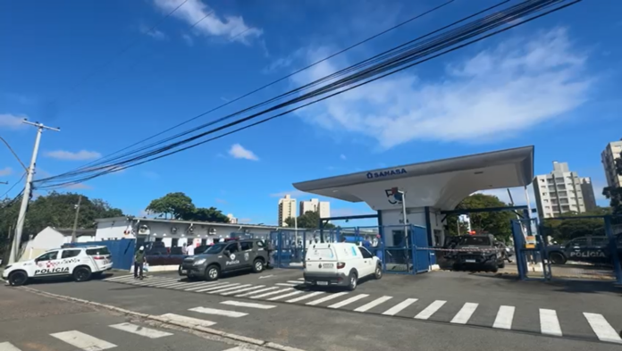 Motociclista morre após fugir de blitz e invadir estacionamento da Sanasa