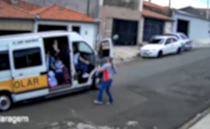 Van escolar desce desgovernada com crianças dentro em Hortolândia