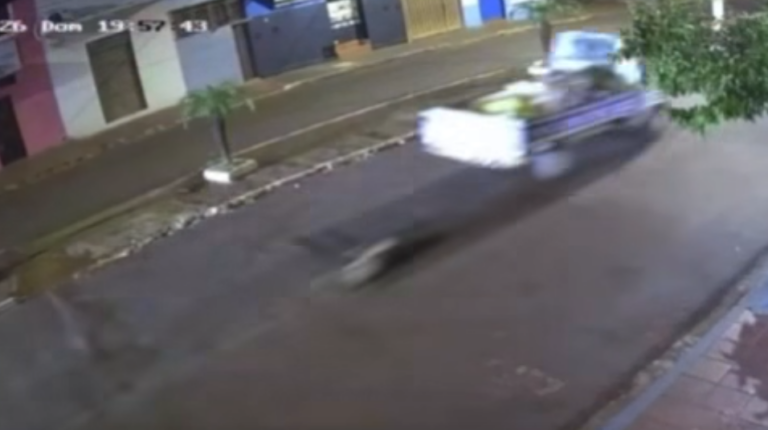 Câmera flagra cadela prenha sendo arrastada por caminhonete na região; Assista