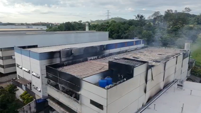 Fábrica de fragrâncias pega fogo na madrugada em Vinhedo