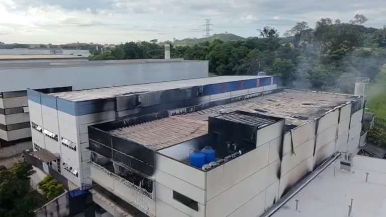 Fábrica de fragrâncias pega fogo na madrugada em Vinhedo