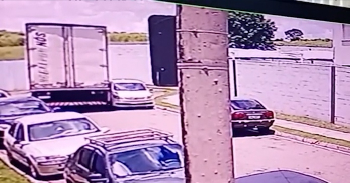 Caminhão arrasta carro e foge após entrar em rua sem saída