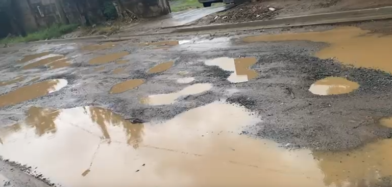 Lama e prejuízo: comerciantes e moradores reclamam de rua intransitável em Monte Mor