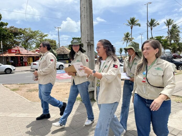 Cartilha Comerciantes da orla de João Pessoa recebem cartilha sobre gestão de resíduos