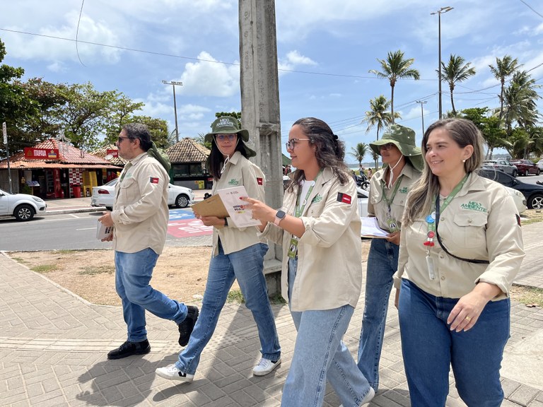 Comerciantes da orla de João Pessoa recebem cartilha sobre gestão de resíduos