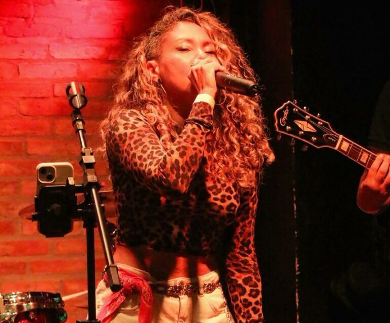 O evento acontece a partir das 16h e conta com a apresentação da cantora Lívia Kiedes e da banda Reggaear com entrada gratuita