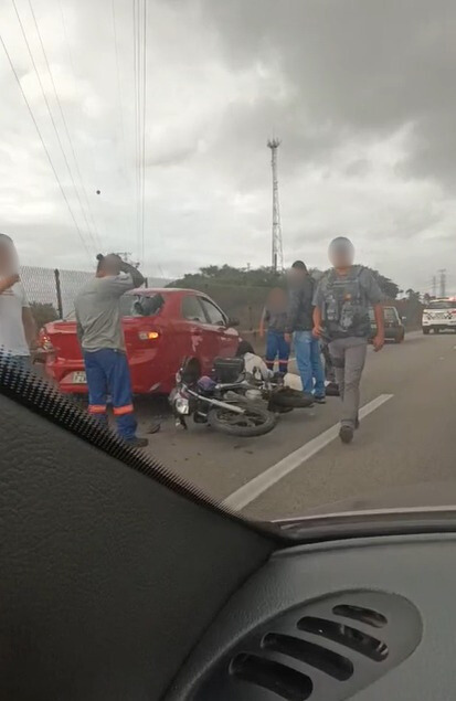 Acidente entre dois carros e moto deixa mulher ferida e trava a Via Dutra em São José Acidente entre dois carros e moto deixa mulher ferida e trava a Via Dutra em São José