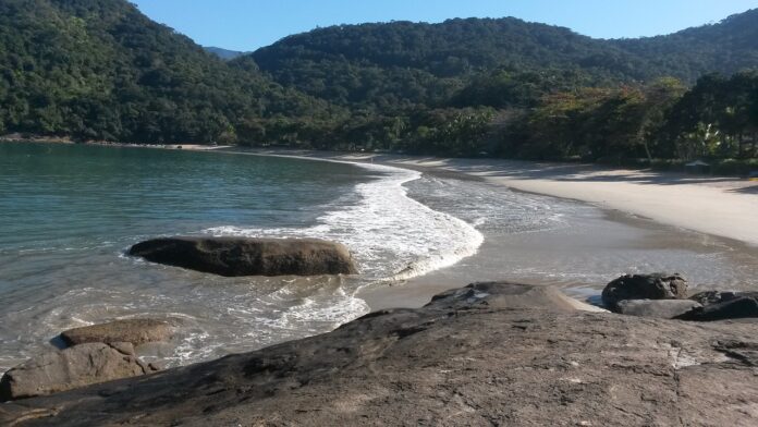 Homem morre após se afogar em praia de Ubatuba