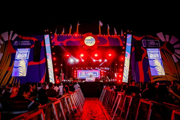 No encerramento da programação, sobem ao palco Flávio José, Mastruz com Leite, Ranniery Gomes e Gitana Pimentel