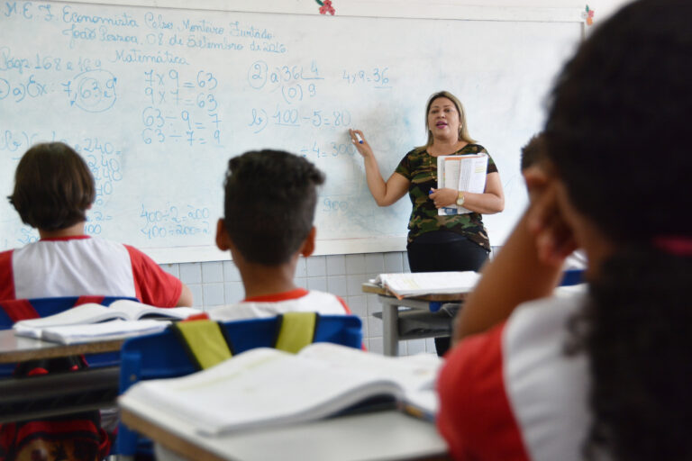 Professores da educação básica terão piso de R$ 5.130,63 em 2026