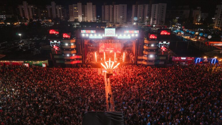 A organização manteve a programação em data posterior e informou que os consumidores poderiam usar os ingressos em outro dia