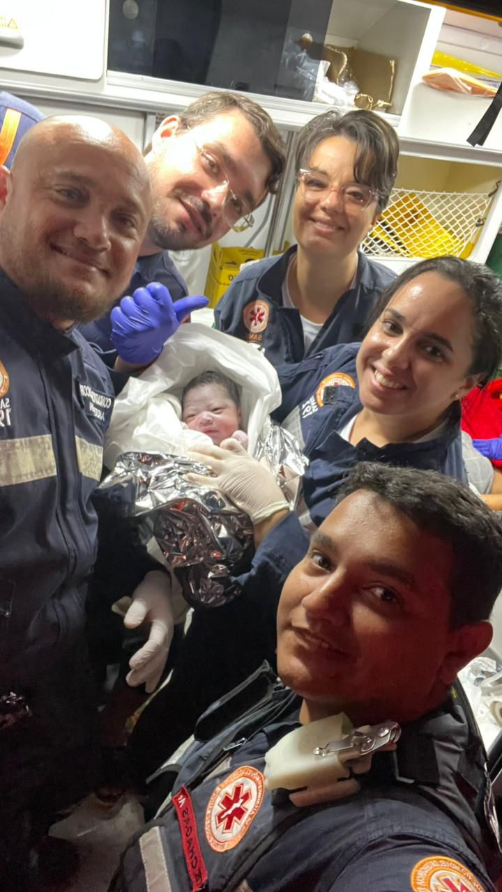 Mãe indígena dá a luz dentro de viatura do SAMU nas primeiras horas de 2026 em Mongaguá; VÍDEO