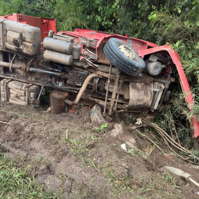 Carreta tomba durante chuva em rodovia de Piracicaba