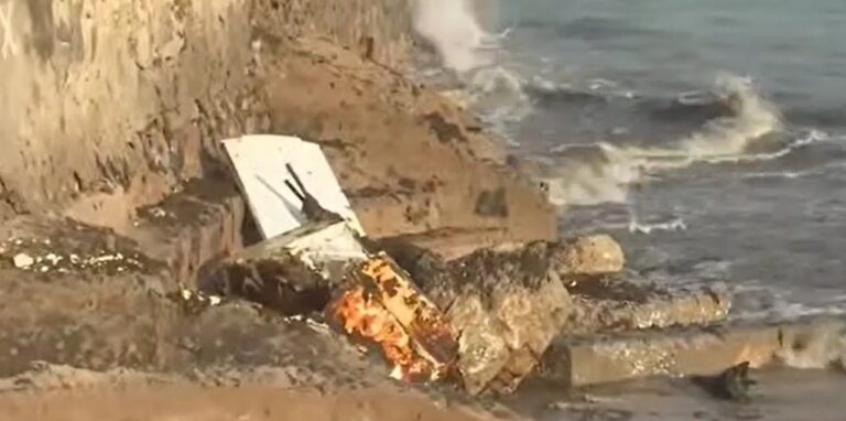 Lixo e mau cheiro atingem praia de Tambaú e provocam revolta