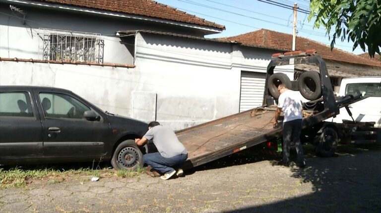 Operação Lata Velha: São Vicente recolhe veículos abandonados das ruas