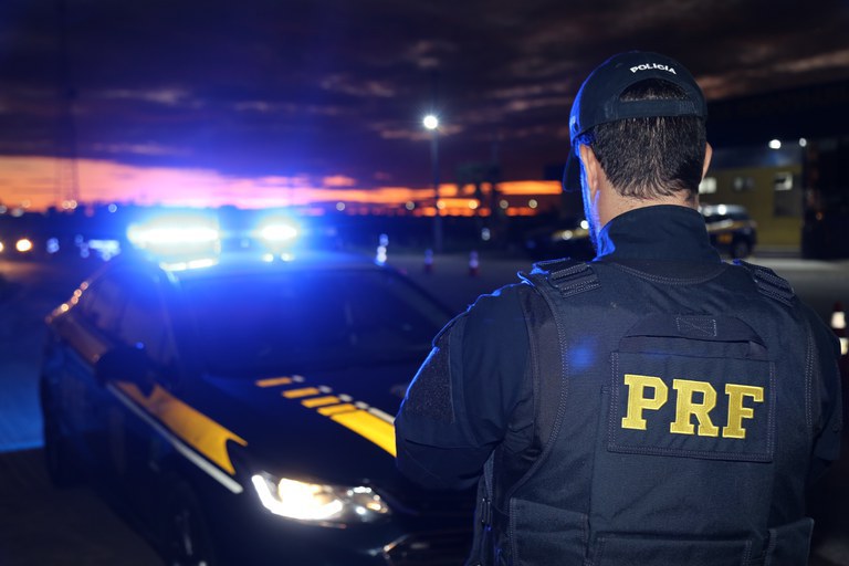 A abordagem aconteceu por volta das 17h, no km 86 da BR-101. Durante fiscalização, os policiais pararam uma Honda CB300F Twister