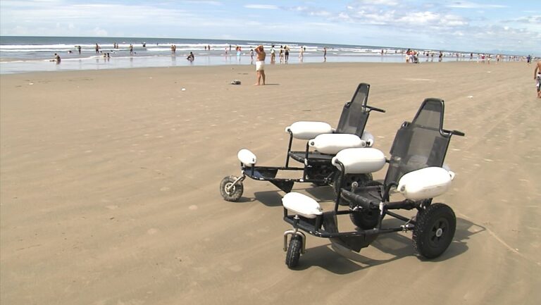 Praia Acessível amplia polos e garante banho de mar inclusivo em Praia Grande