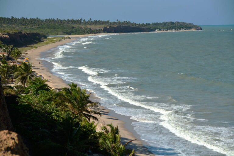 Homem é encontrado morto próximo a falésia na Praia do Sol, em João Pessoa