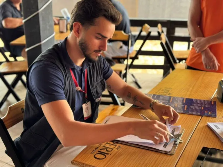 Procon entrega notificações a bares e restaurantes da orla de João Pessoa
