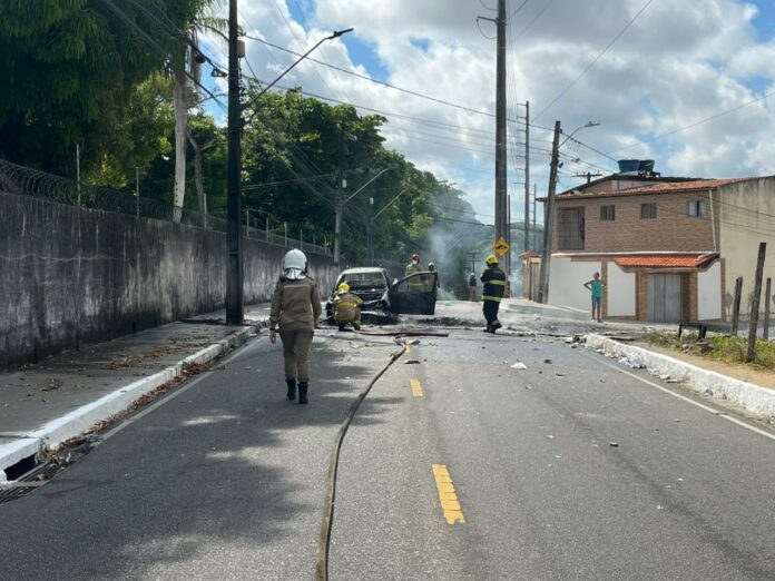Manifestação fechou via entre Jaguaribe e Rangel, houve incêndio de veículo e Polícia Militar usou balas de borracha para conter tumulto