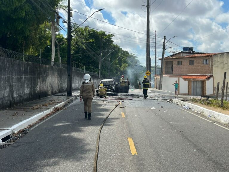 Manifestação fechou via entre Jaguaribe e Rangel, houve incêndio de veículo e Polícia Militar usou balas de borracha para conter tumulto