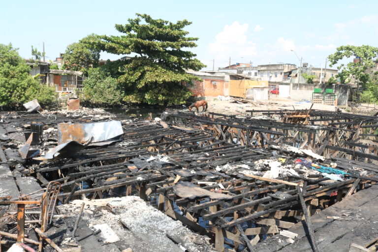 Incêndio no Caminho São José deixou mais de 100 pessoas desabrigadas em Santos