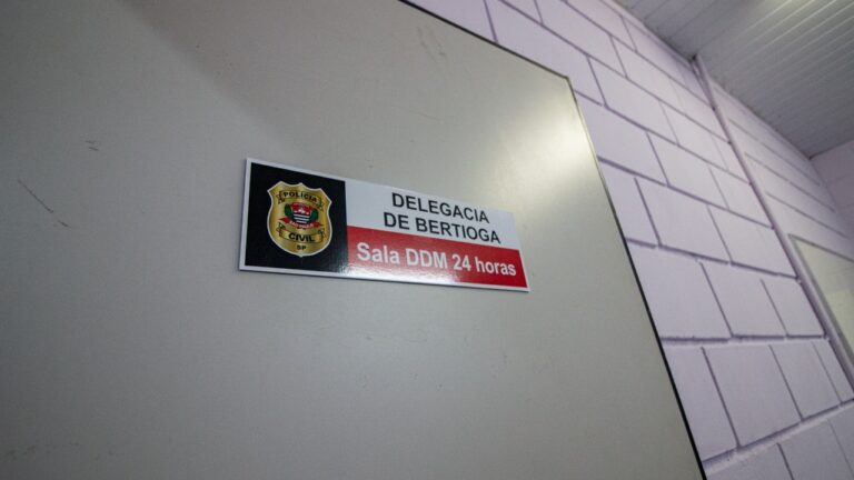 Homem é preso após agredir companheira dentro de casa em Bertioga