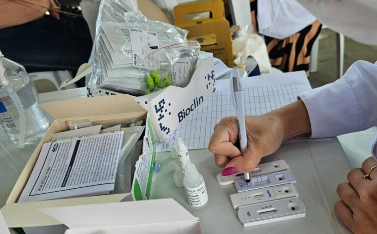 No local, há atendimento para casos clínicos e de trauma, além da oferta de testes rápidos para Infecções Sexualmente Transmissíveis