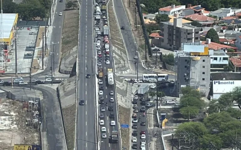 Dois acidentes na BR-230 entre Bayeux e João Pessoa causam congestionamento